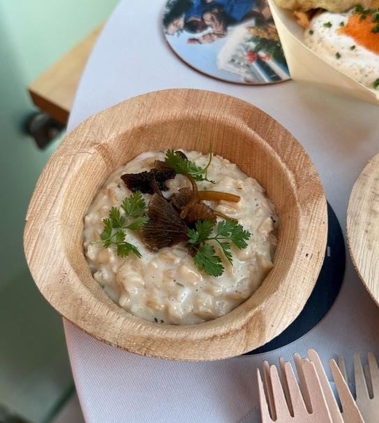 Sieni-risotto puukulhoon tarjoiltuna