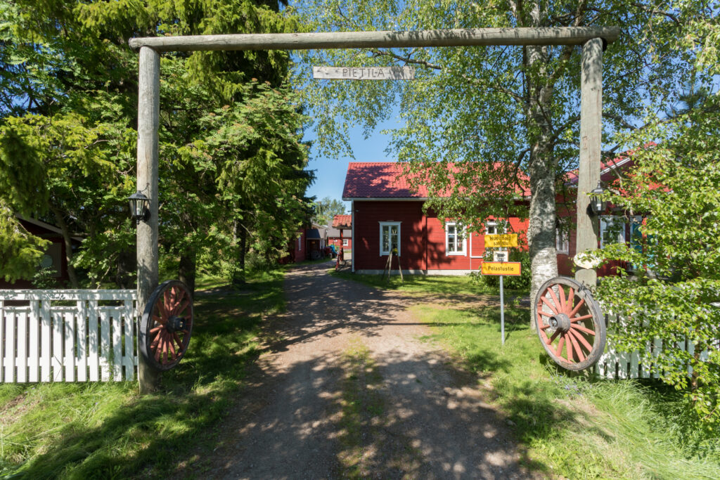 Sisäänkäynti Pitojen Helmeen