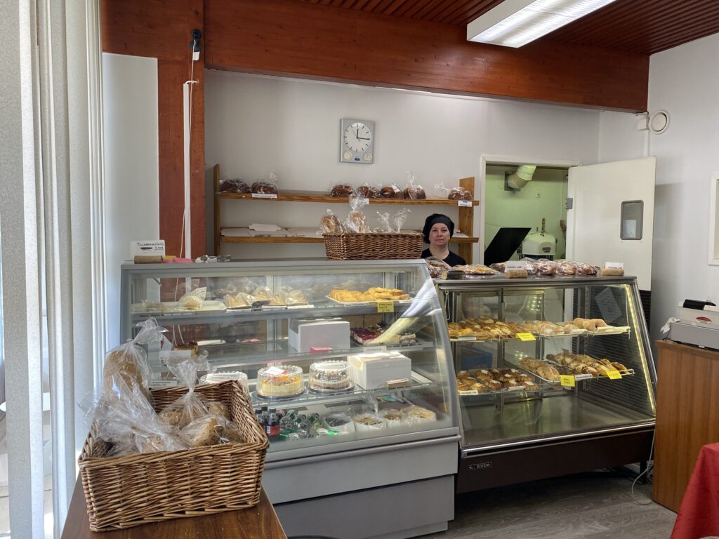 The product counter of Bakery-Patisserie Mimmin Pulla and the owner Aila Marttila.