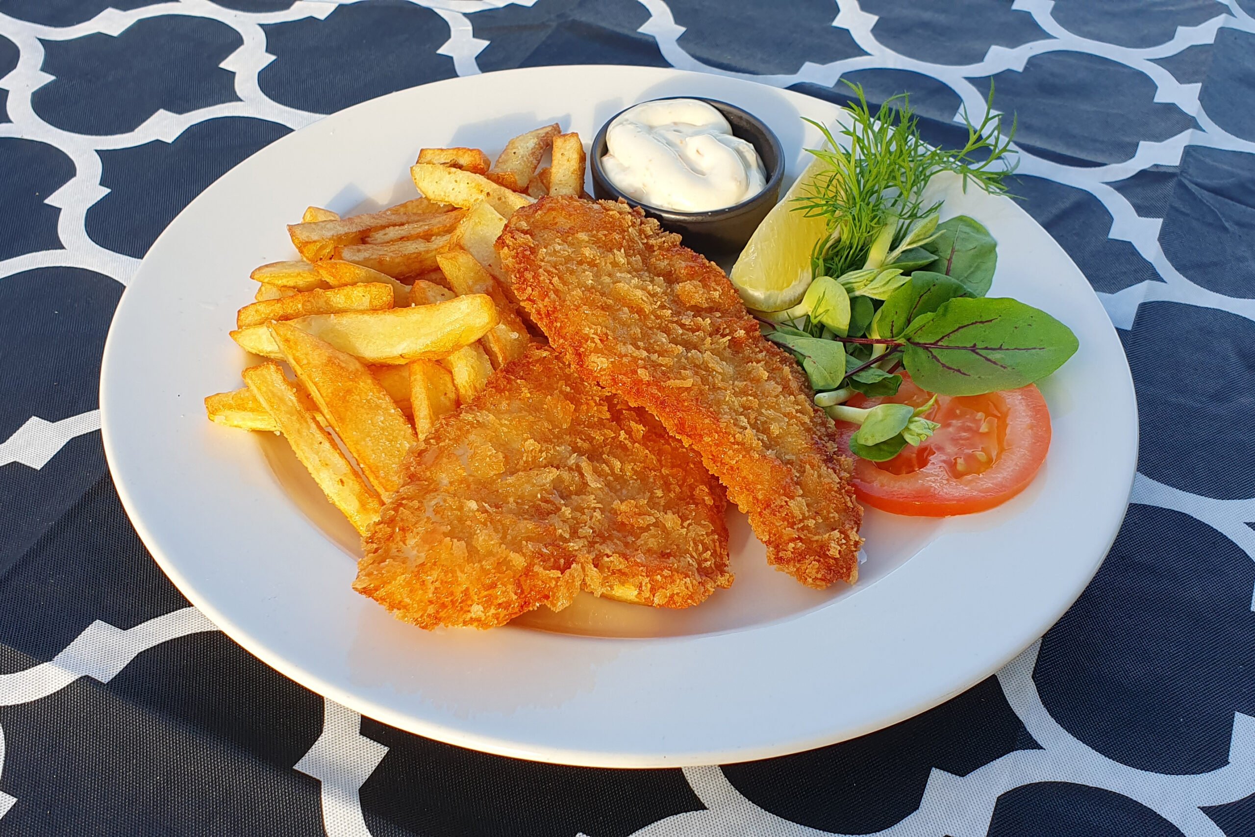 Fish and chips, salaatti ja kastike lautasella