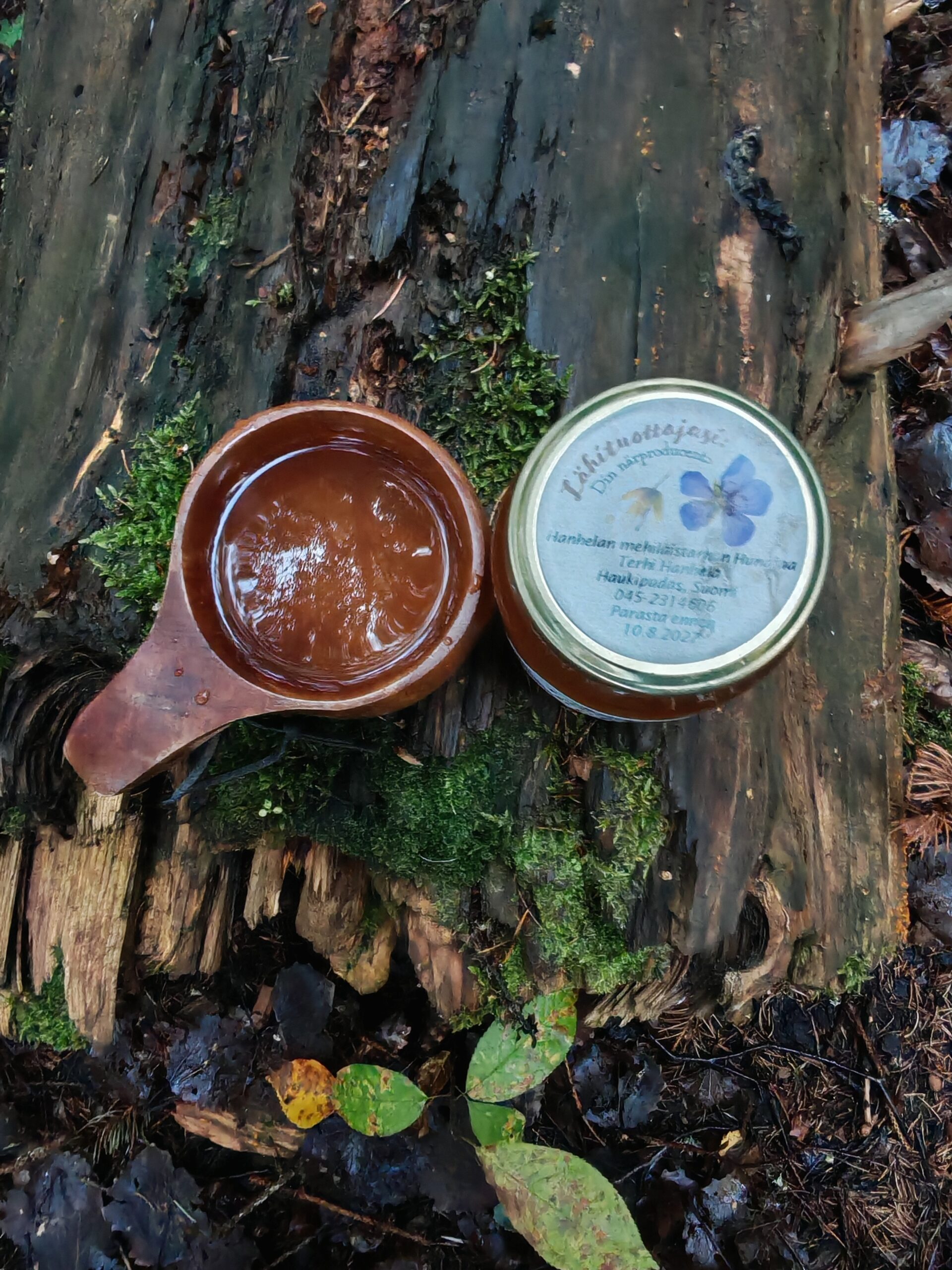 Yrttiteetä hunajan kera kuksasta. Lempeä elämys arjessa tai vaikka metsäretkellä.