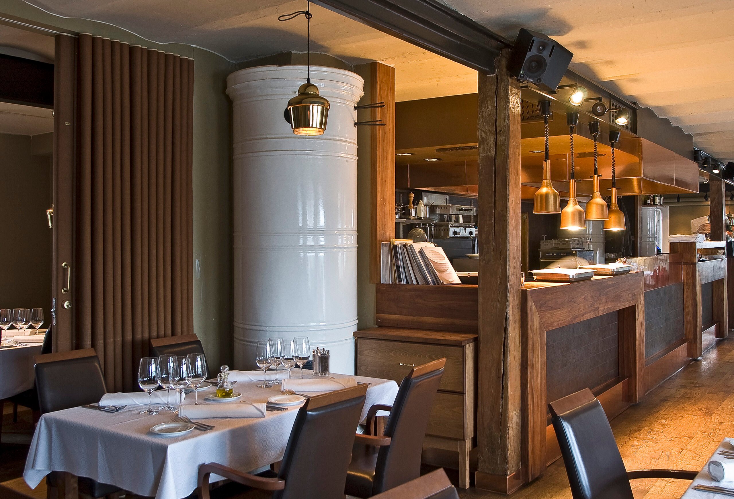 Toripolliisin ravintolan sisäkuvia