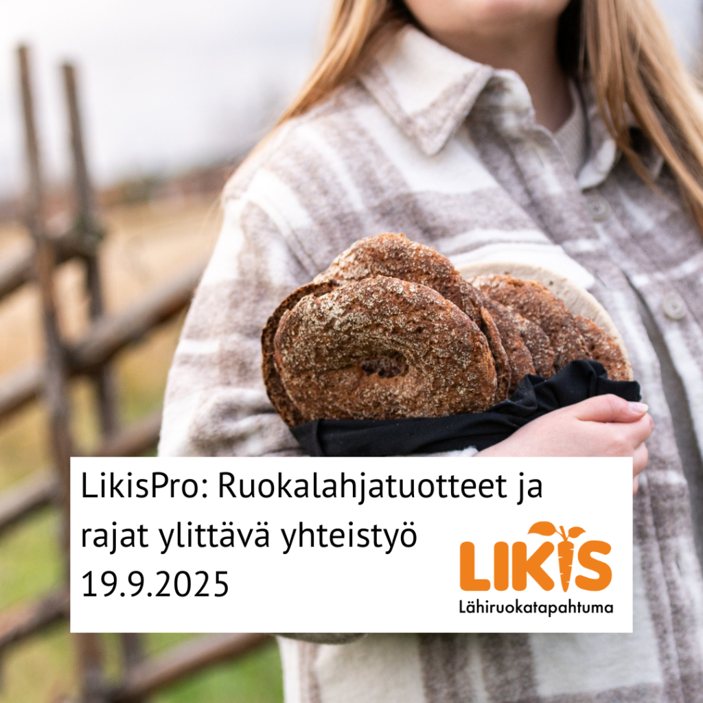 Henkilö pitelee leipää ulkona syysmaisemassa.