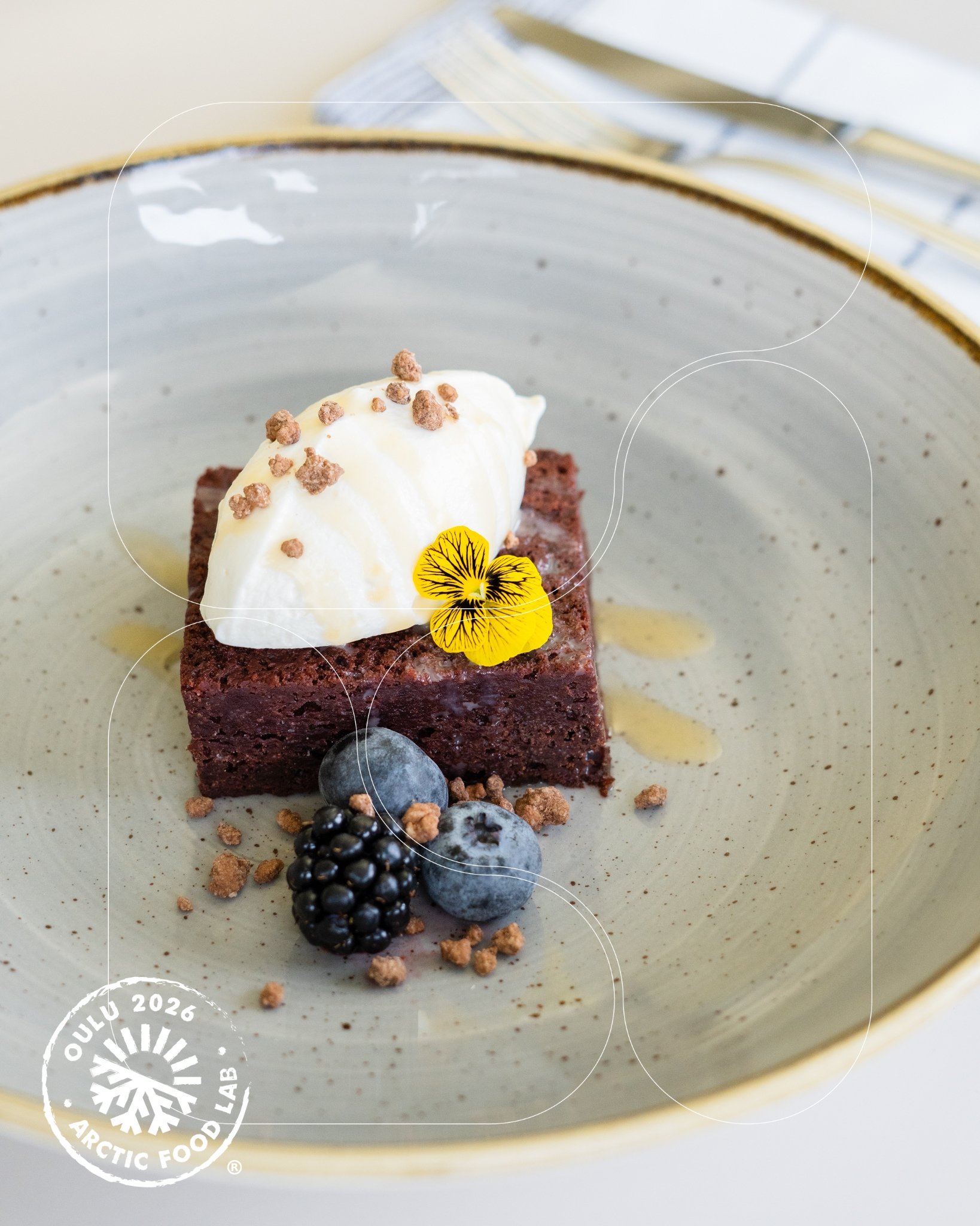 Brownie jäätelöllä ja marjoilla lautasella.