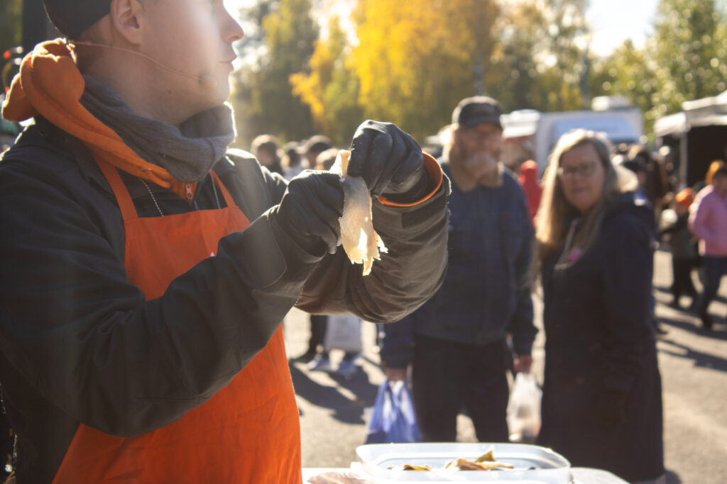 Kalankäsittely ulkotapahtumassa syksyisessä säässä.