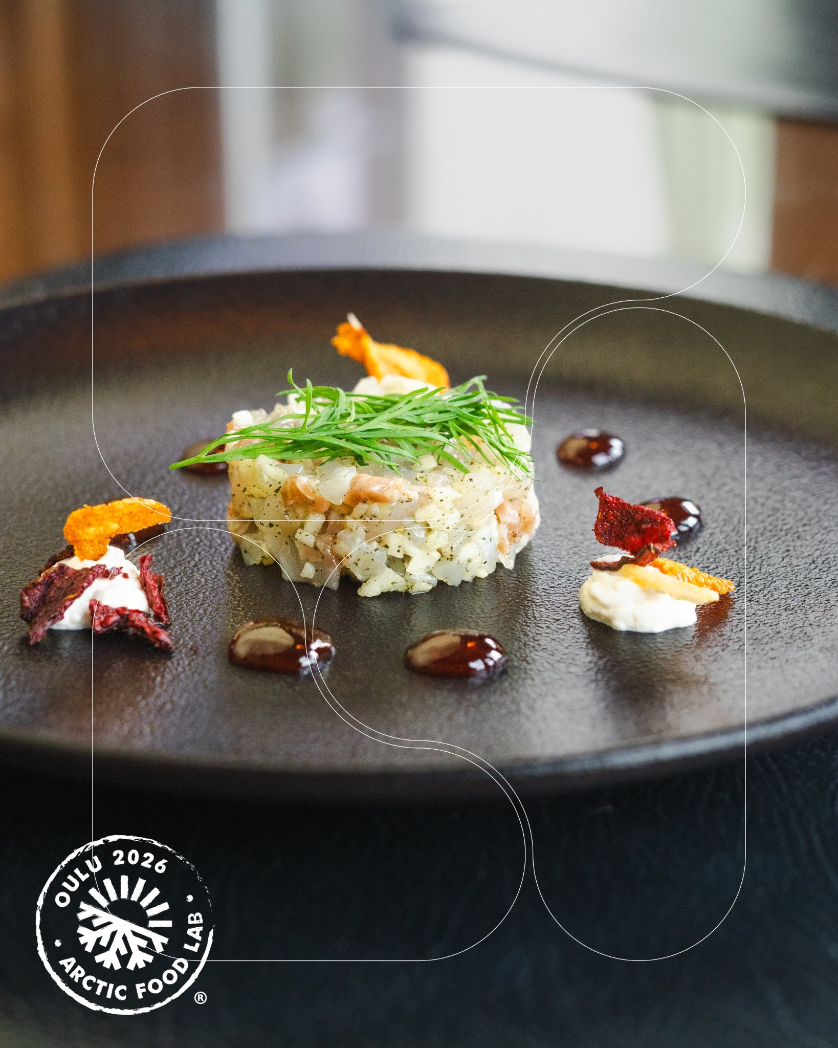 Gourmet-alkupala annos mustalla lautasella