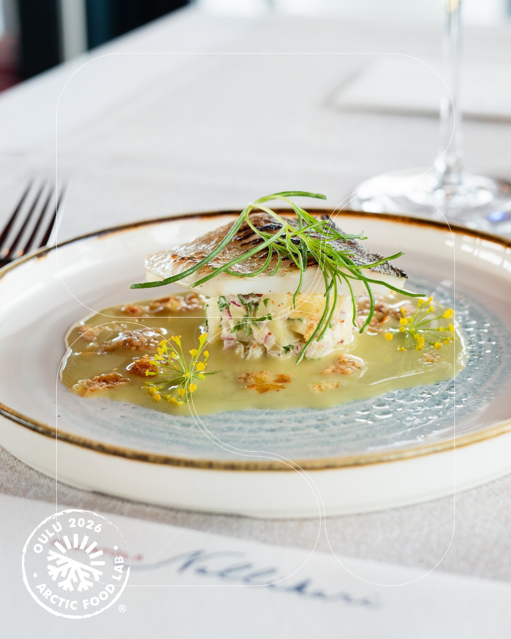 Gourmet-annos lautasella, koristekehällä Oulu Arctic Food Lab