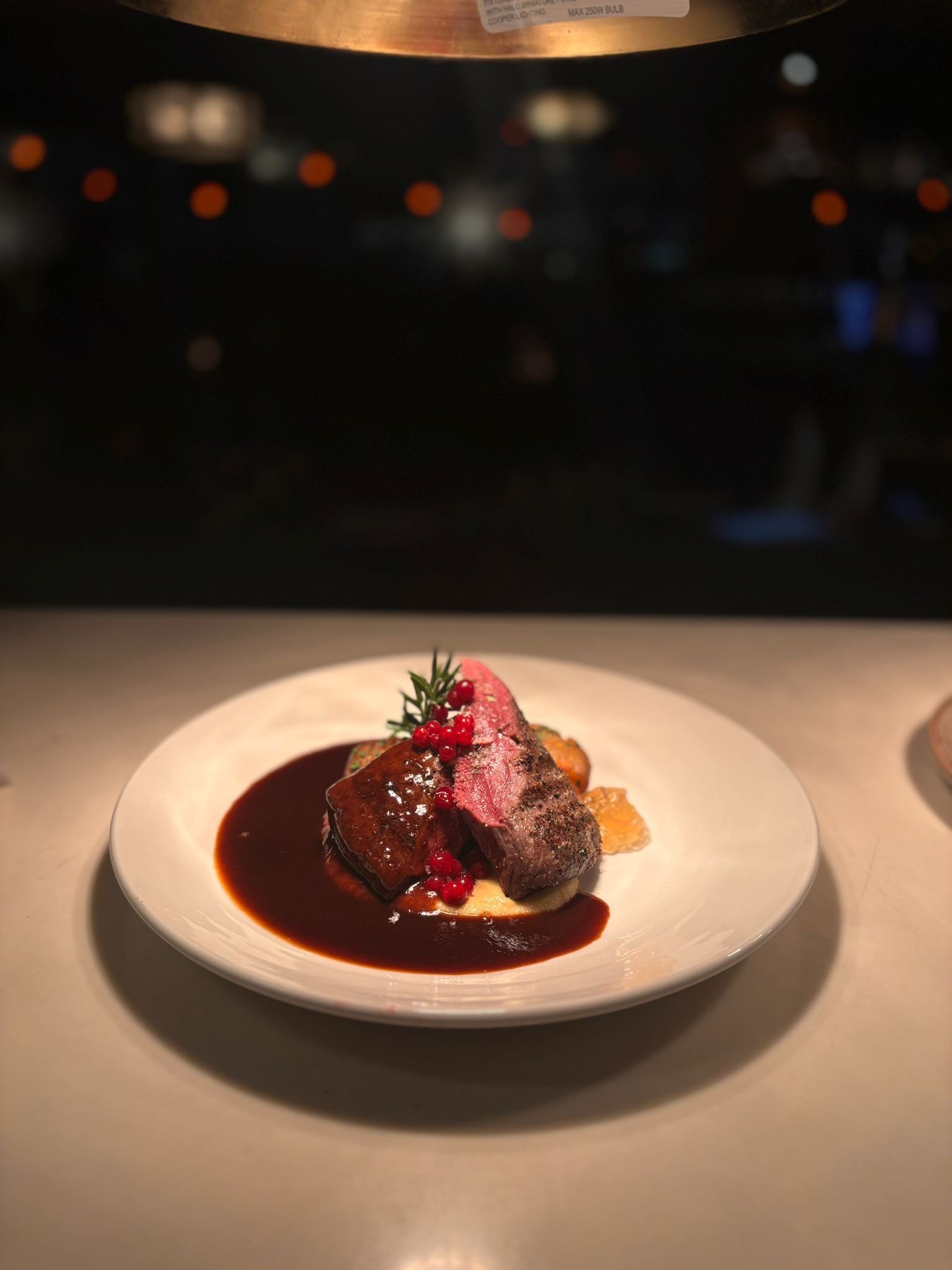 Poron ulkofilee tummalla riistakastikkeella