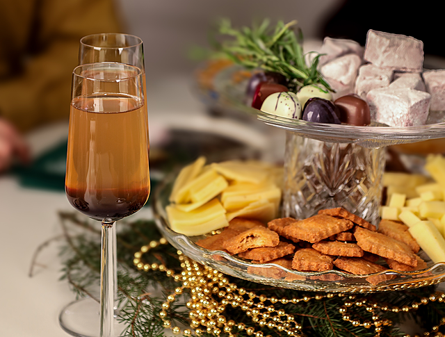 Keksejä ja vaahtokarkkeja tarjottimelle, vieressä juomaa kuohuviinilaseissa.