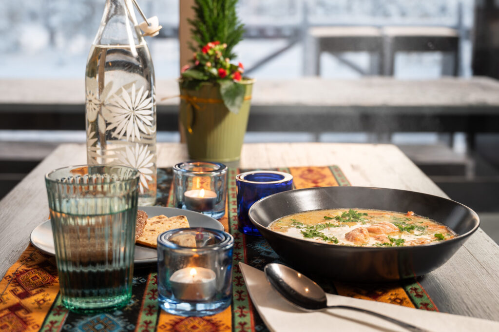 Café Uuttusuo offers delicious breaks and lunches. In winter, you can enjoy fish and reindeer soup, alongside other seasonal favourites. The selection includes homemade fresh pastries, savoury and sweet pies, filled rolls and a wide selection of hot drinks.