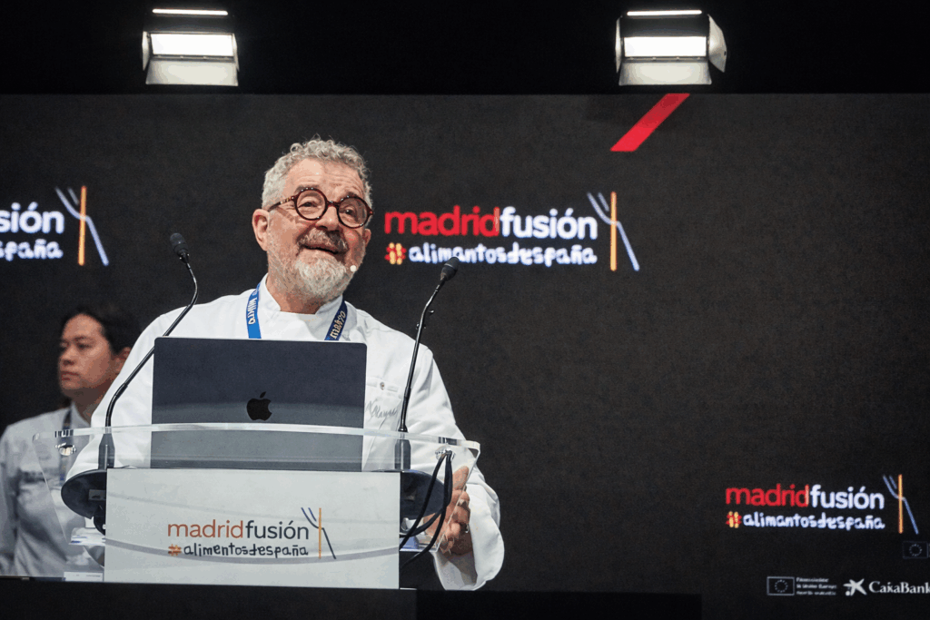 Kokki Mauro Uliassi puhumassa