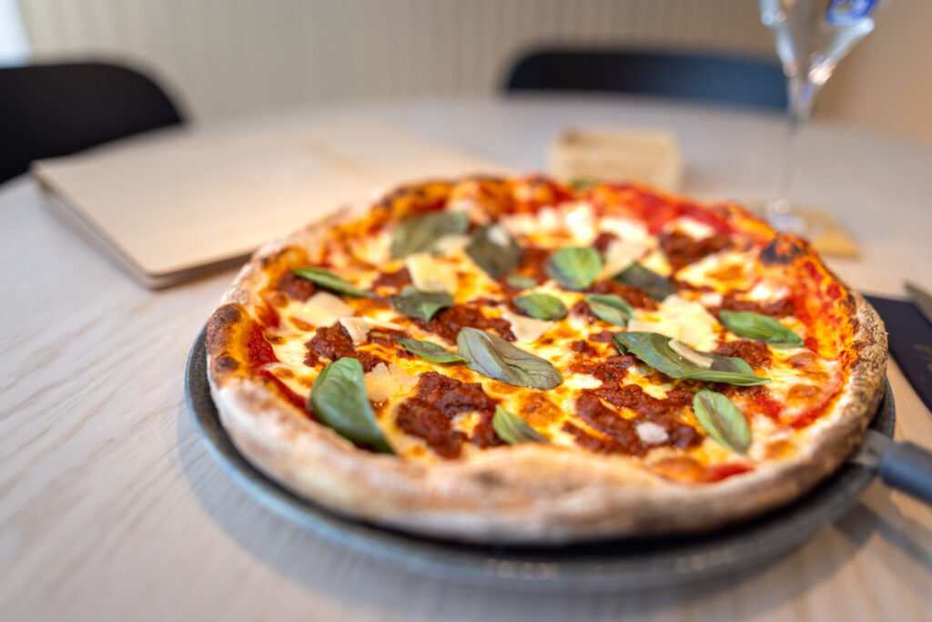 Bistoria Pation pizzat leivotaan paikallisen Meriläisen leipomon hapanjuuritaikinaan, joka tekee pohjasta kuohkean ja rapsakan. Taikina antaa täytteille tilaa loistaa ja tuo kokonaisuuteen tunnistettavan, hieman yllättävän luonteen. Pizzat viimeistellään käsityönä laadukkaista raaka-aineista, huolella ja tasapainoisesti.