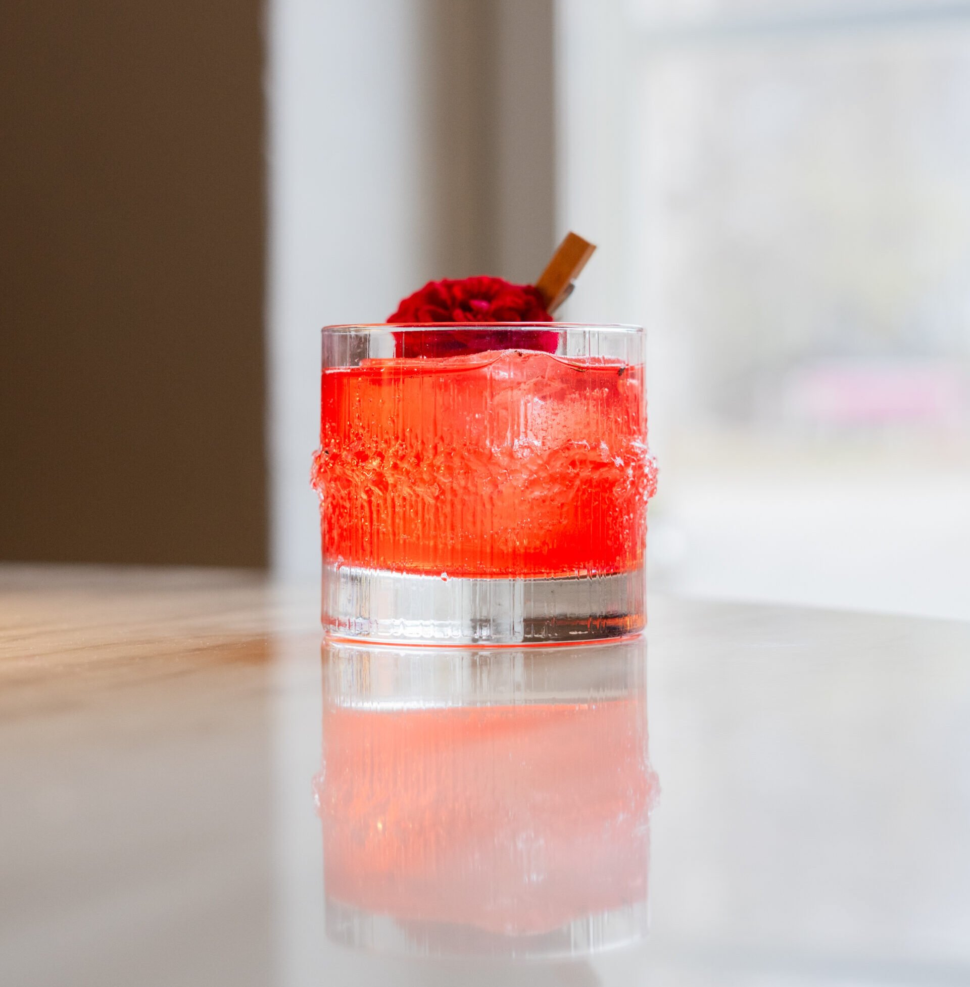 punainen juoma lasissa