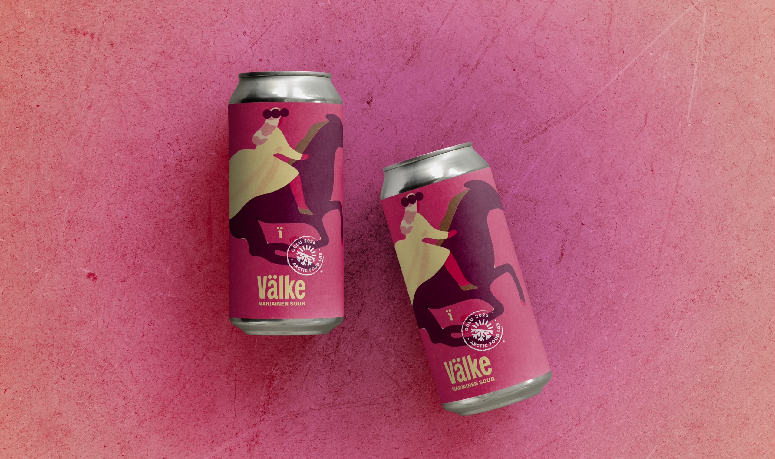 Kaksi Välke oluttölkkiä punertavalla taustalla